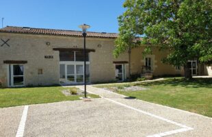 Cours de la mairie, et de la Bibliothèque avec le magnifique noyer qui a été classé arbre protégé dans le cadre du PLUI (Plan local d'urbanisme intercommunal)