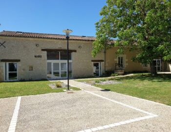 Cours de la mairie, et de la Bibliothèque avec le magnifique noyer qui a été classé arbre protégé dans le cadre du PLUI (Plan local d'urbanisme intercommunal)